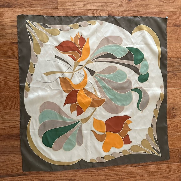Vtg GayAmiee Paris, Silk, Hand Painted Multicolored Floral square scarf, 30,5” - Picture 8 of 12